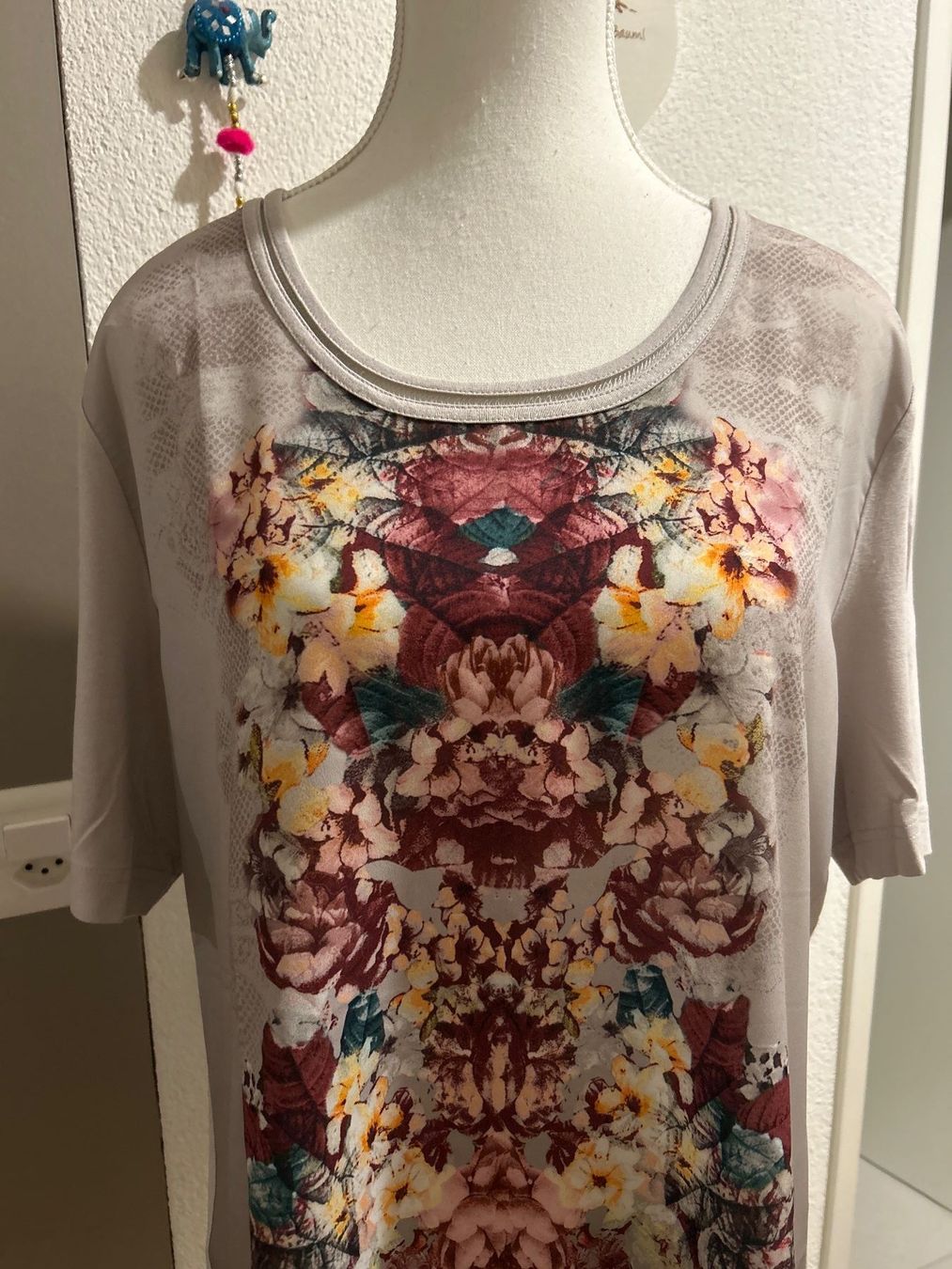 T-Shirts: Damen T-Shirt mit Blumenmuster – Gebraucht aus Brunnen von Nala2929 1