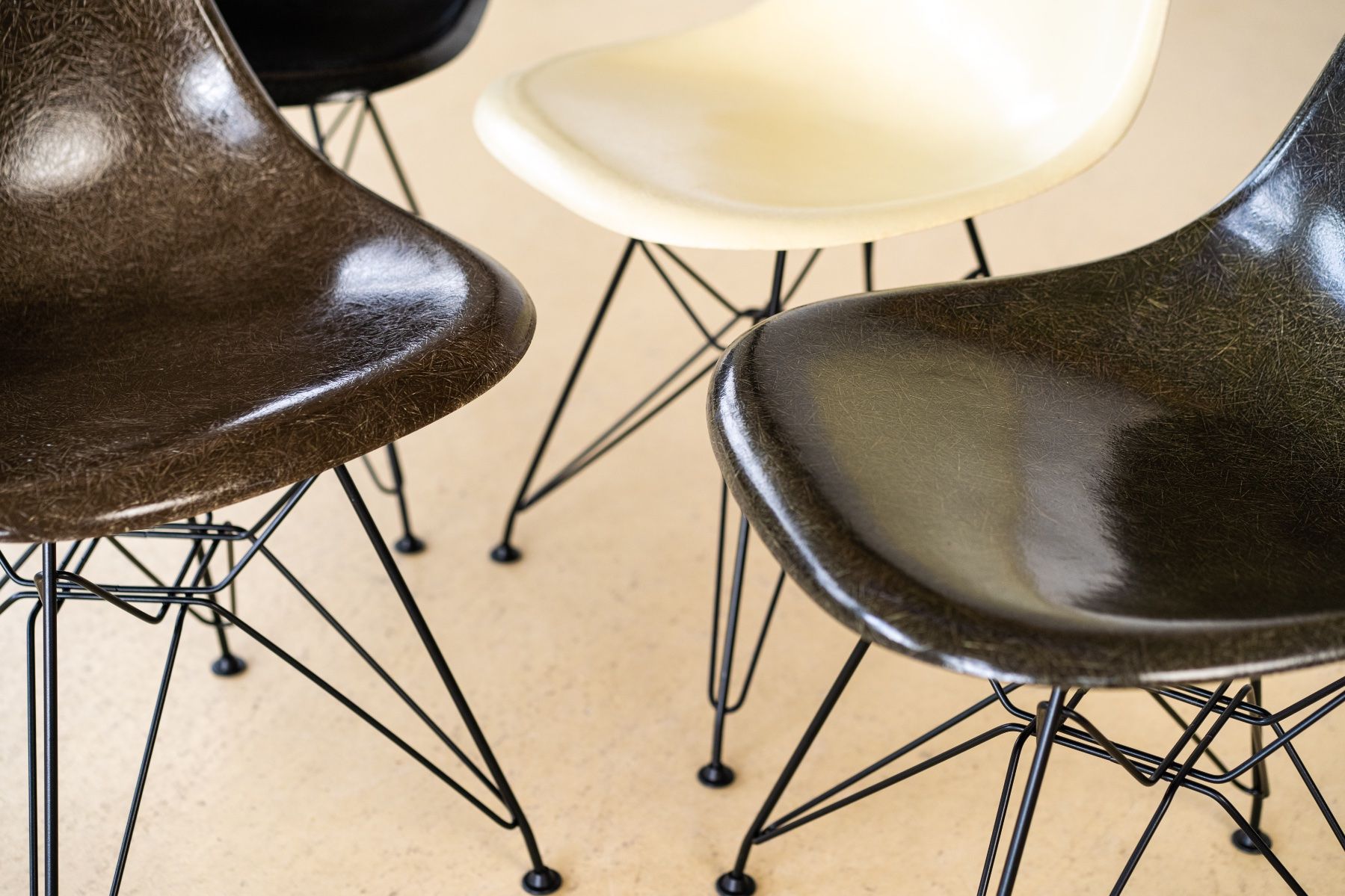 Herman Miller Stühle: Vintage Eames Fiberglas Stühle Hermann Miller - Eiffel Base – Gebraucht aus Meinisberg von atelier_TILIJA 9