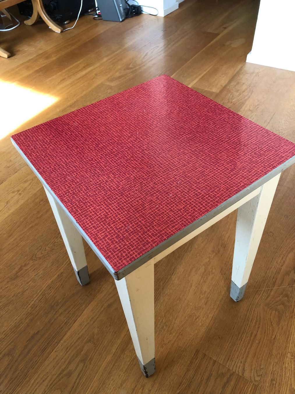 Sgabelli: Taburettli rot mit Vintage Vibes – Usato da Zürich venduto da swinguin