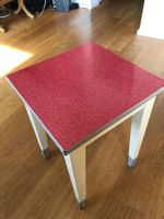 Roter Pflanzenhocker / Taburettli mit Vintage Vibes