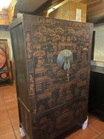 Asiatischer Schrank mit 3D Applikationen & Malereien