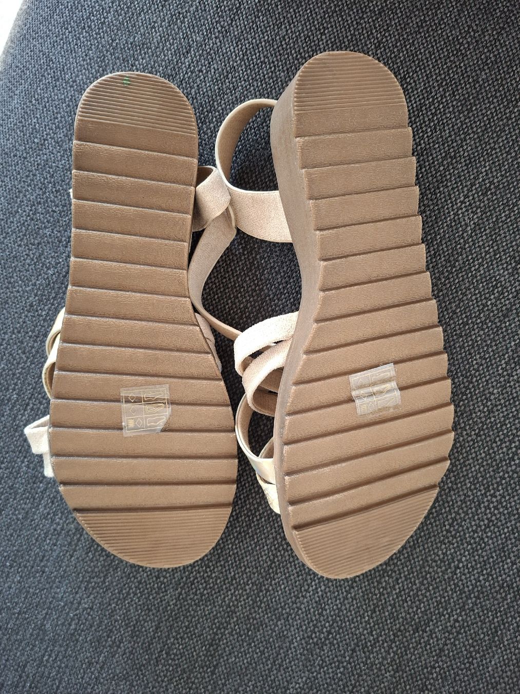 Scarpe da donna: Sandales Coco Perla beige taille 39 neuves – Nuovo (secondo la descrizione) da Plan-les-Ouates venduto da Laly_92 1