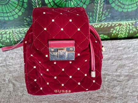 Edler GUESS Rucksack Samt Bordeaux mit Strass, neu