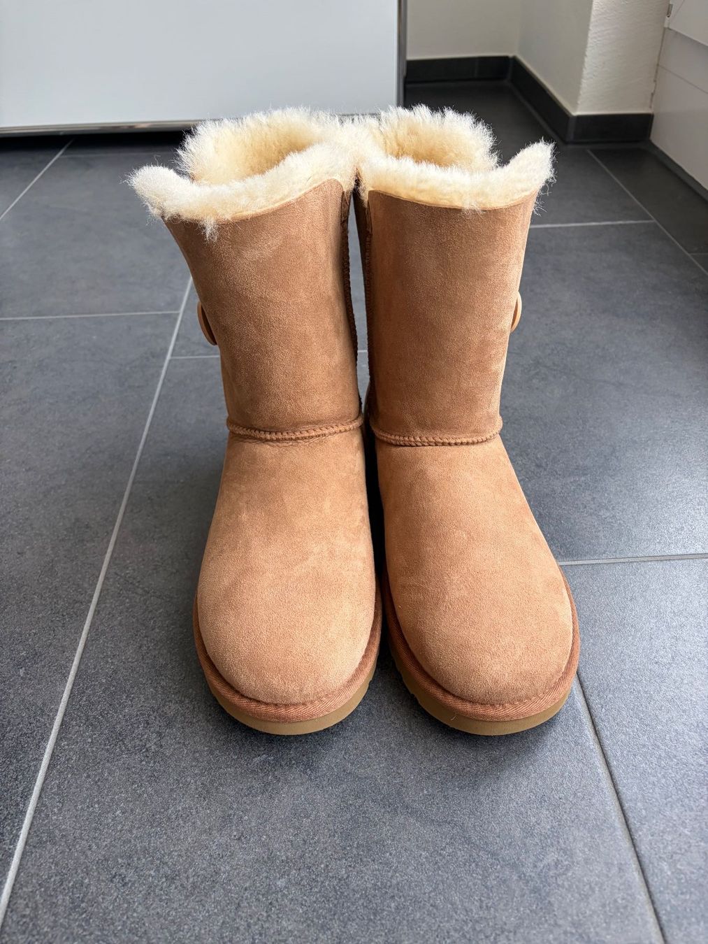 Ugg Damenschuhe: UGG Bailey Button Stiefel braun Grösse 42 Neu – Neu und originalverpackt aus Wilen b. Wollerau von rosmarin13