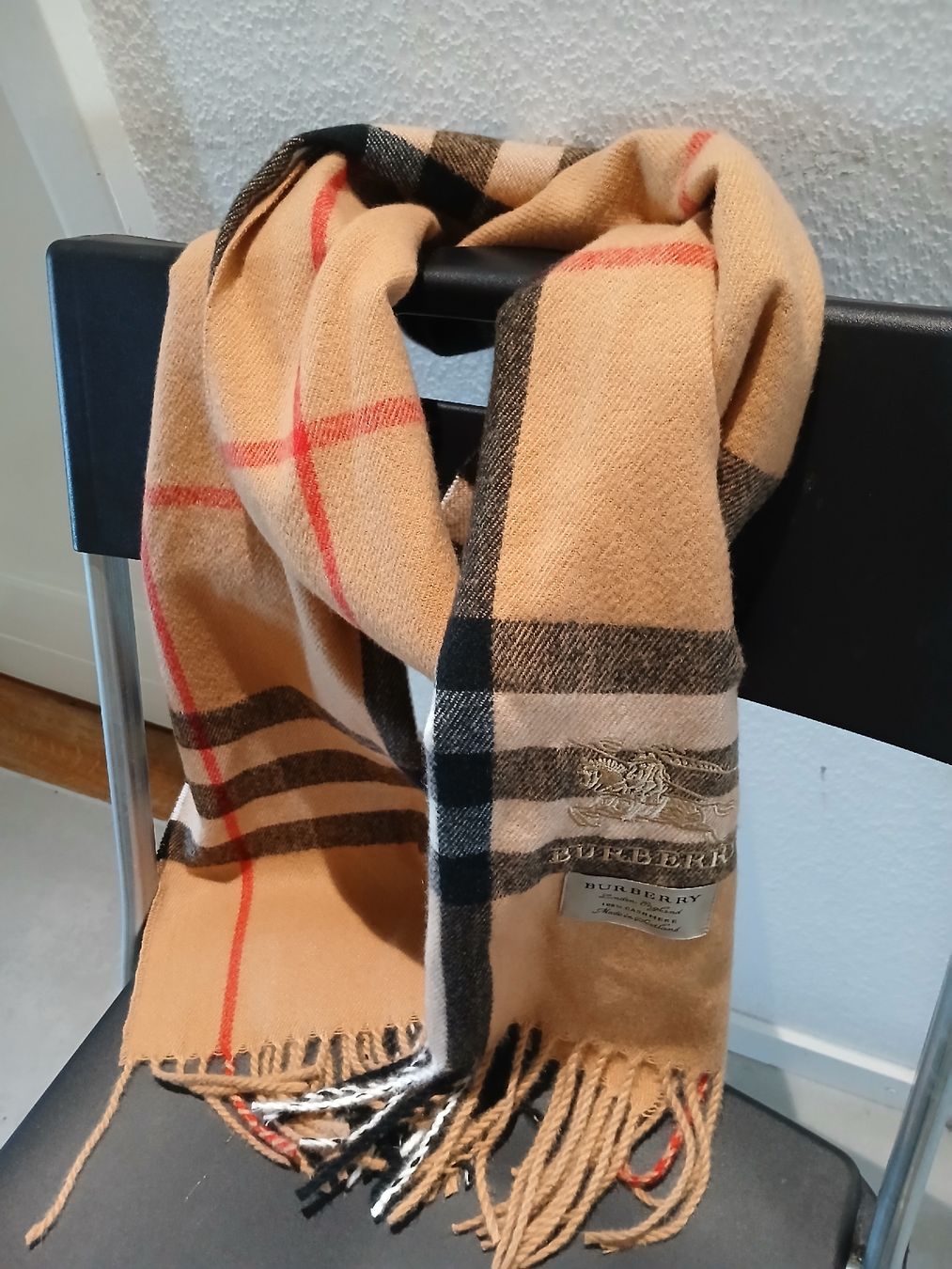 Burberry Foulard & Sciarpe: Écharpe Burberry classique,doux pour la saison – Usato da Renens VD venduto da Kizberg. 2