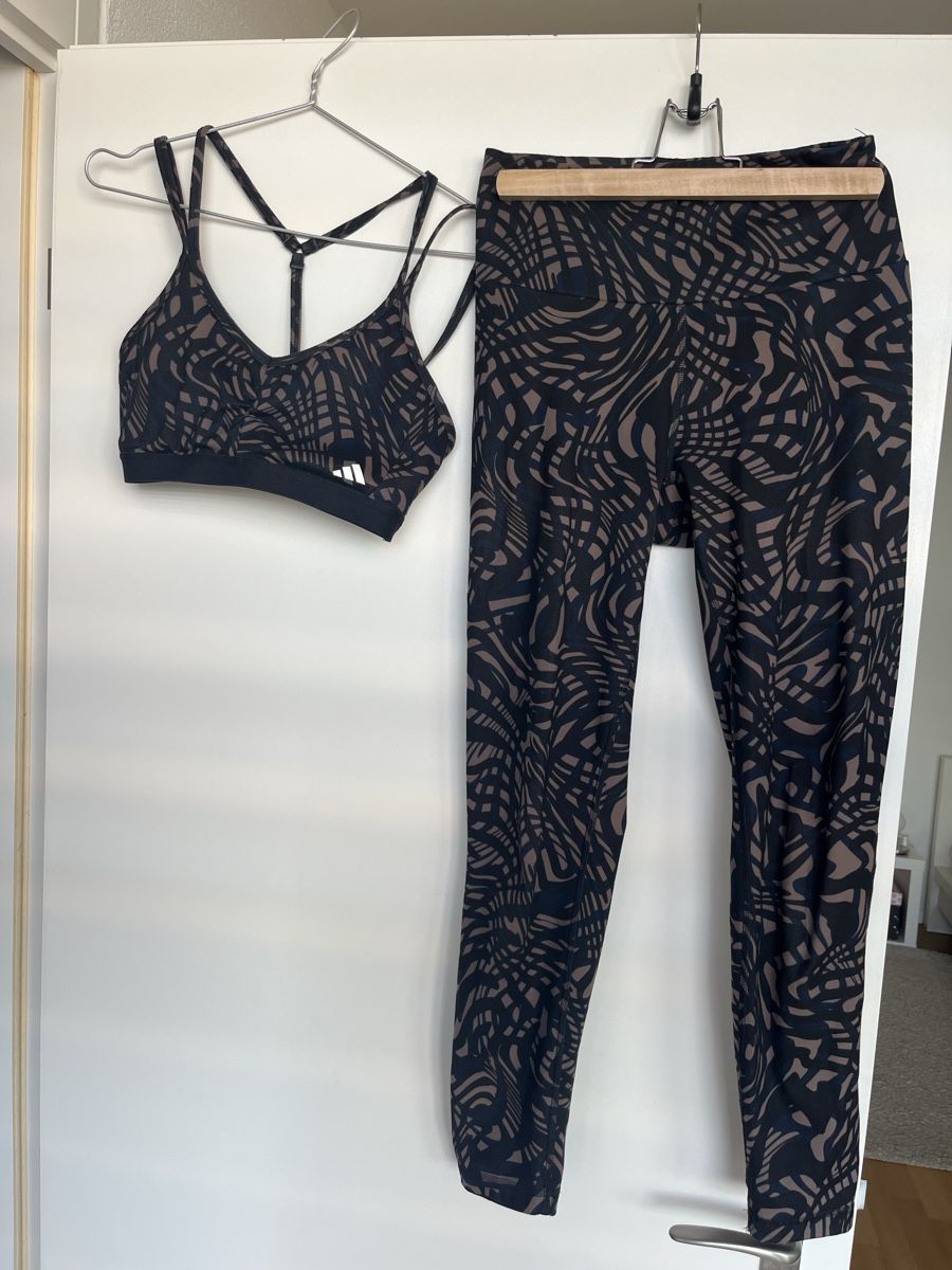 Adidas Lots de vêtements: Ensemble Adidas  – D'occasion à Neuchâtel par Ariane_vn00