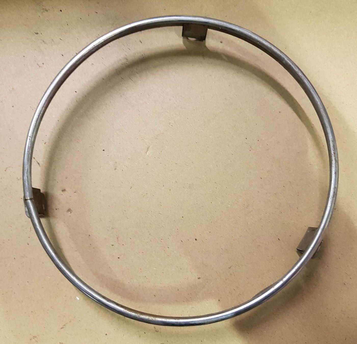 Chrysler Tutti pezzi di ricambio auto: Chrysler Valiant, Lampenring Halter – Usato da Niedergösgen venduto da usc_8qc6