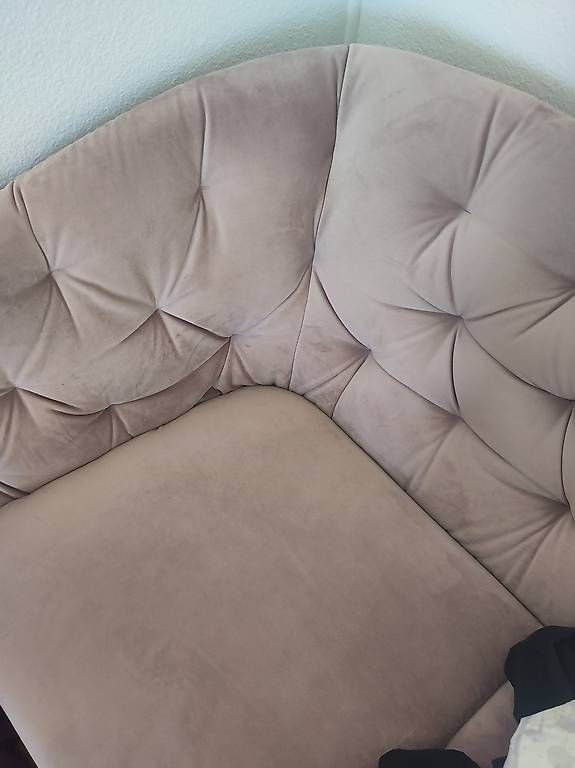 Divani: Elegantes rosa Sofa mit Samt-Oberfläche – Usato da Zürich venduto da dar_rd8t 2