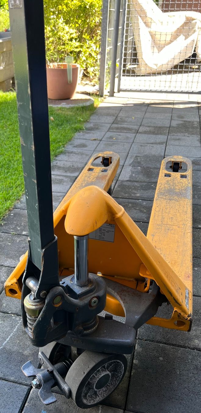Jungheinrich Carrelli elevatori e a forche: Robuster Hubwagen / Palettrolli, Top Zustand – Usato da Biel/Bienne venduto da HB13 5