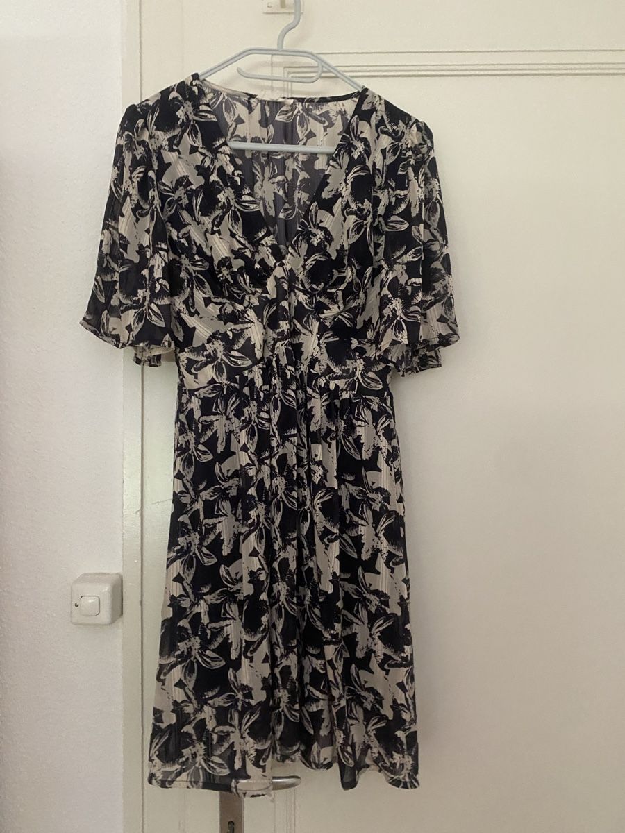 Robes: Robe – Neuf (Voir description) à Fribourg par SimoneA13