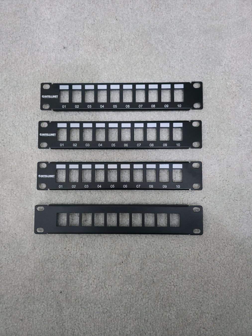 Racks & Ständer: Panneau de brassage keystone 10" x4 pcs – Neu (gemäss Beschreibung) aus Embrach von niz_8sff