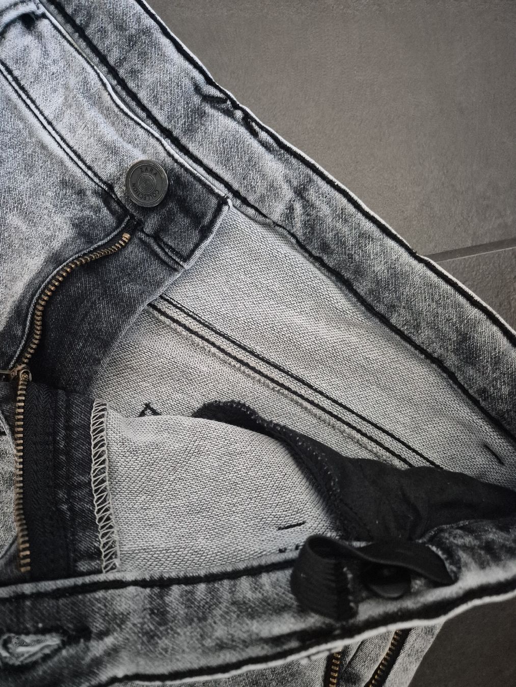 Zara Pantaloni: Jungsshorts grau von Zara Gr 164 – Usato da Unterägeri venduto da Idecurtins 2