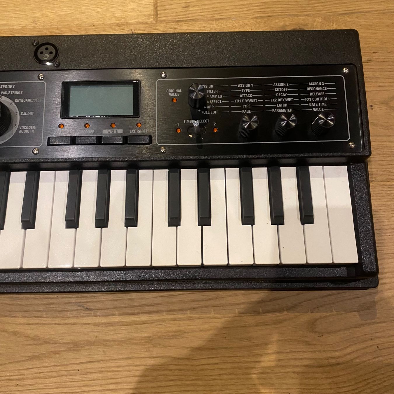 Korg Instruments de musique: Synthétiseur Korg MICROKORG XL + BLACK – D'occasion à Gals par Diskopatshop 2
