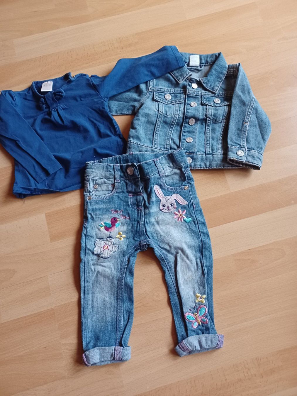 Lotti & Set di vestiti: 39 teiliges Mädchen Kleiderpaket 74 – Usato da Matt venduto da Remonso 3