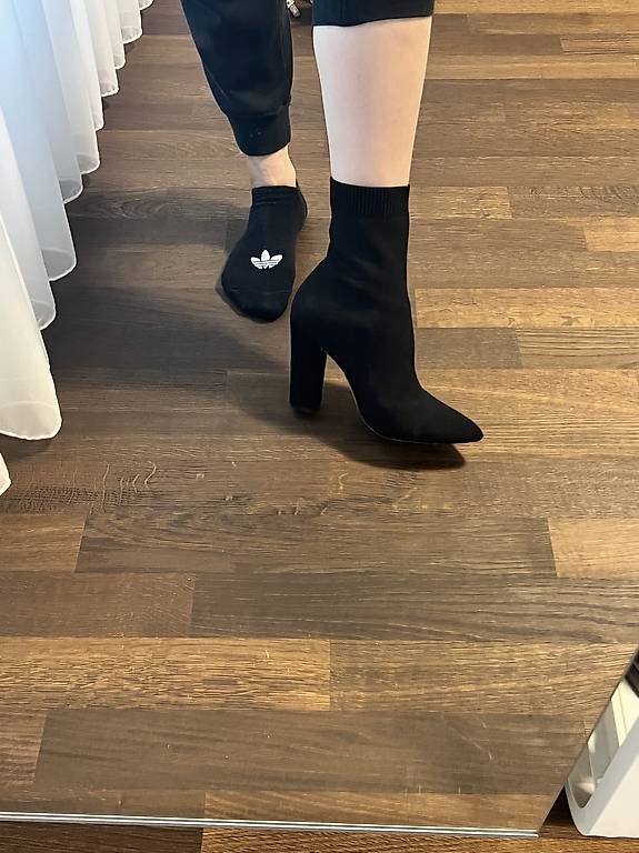 Scarpe da donna: Absatzstiefel Grösse 37,5 – Usato da Bettlach venduto da Swiss-2016