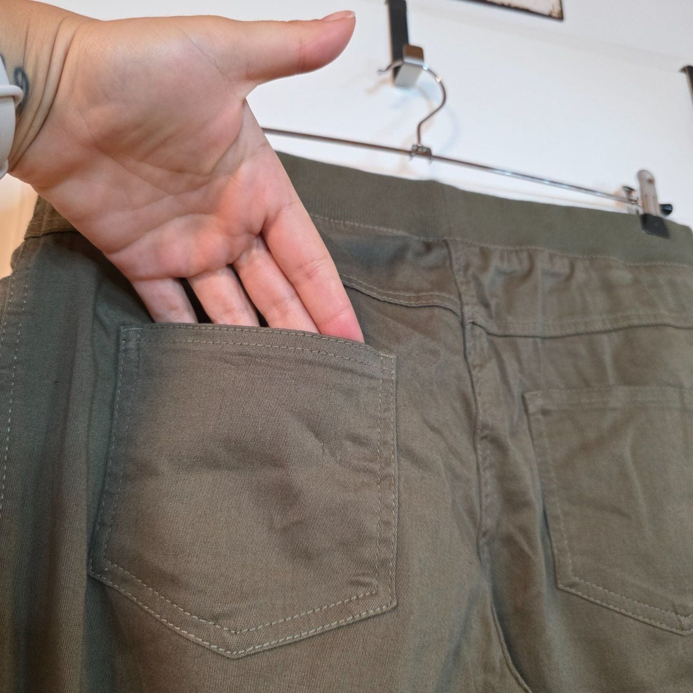 Pantaloni: Olivgrüne Hose Gr. 44 neuwertig – Usato da Wald ZH venduto da CapLux 4