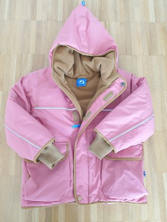 Skijacke und Skihose der Marke Finkid