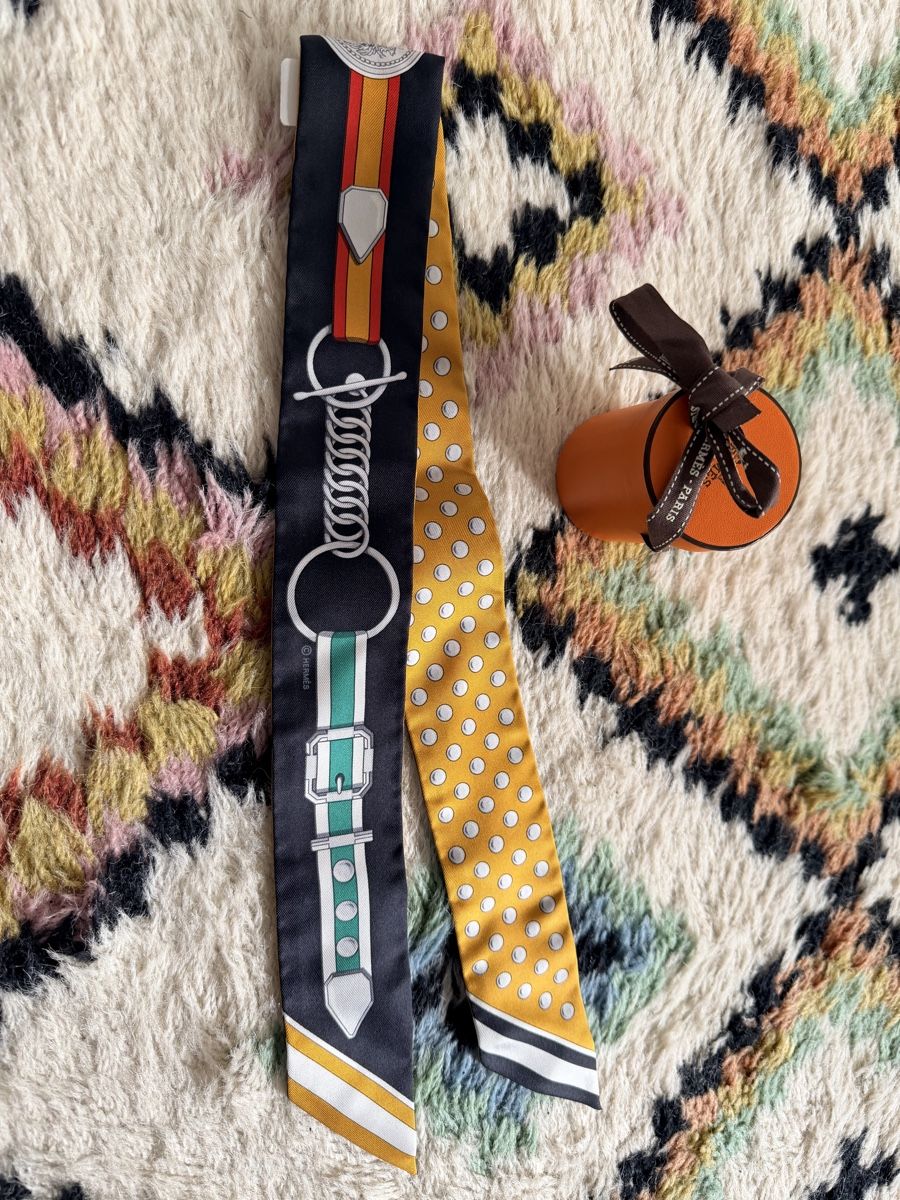 Hermès Foulard & Sciarpe: Twilly Hermès neuf avec étiquette  – Nuovo e nell'imballaggio originale da Lausanne venduto da Meganelausanne 1