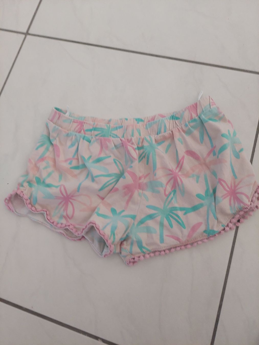 C&A Pantaloni: Mädchen Shorts Grösse 134 mit Palmenmuster  – Usato da Sissach venduto da zwwerg