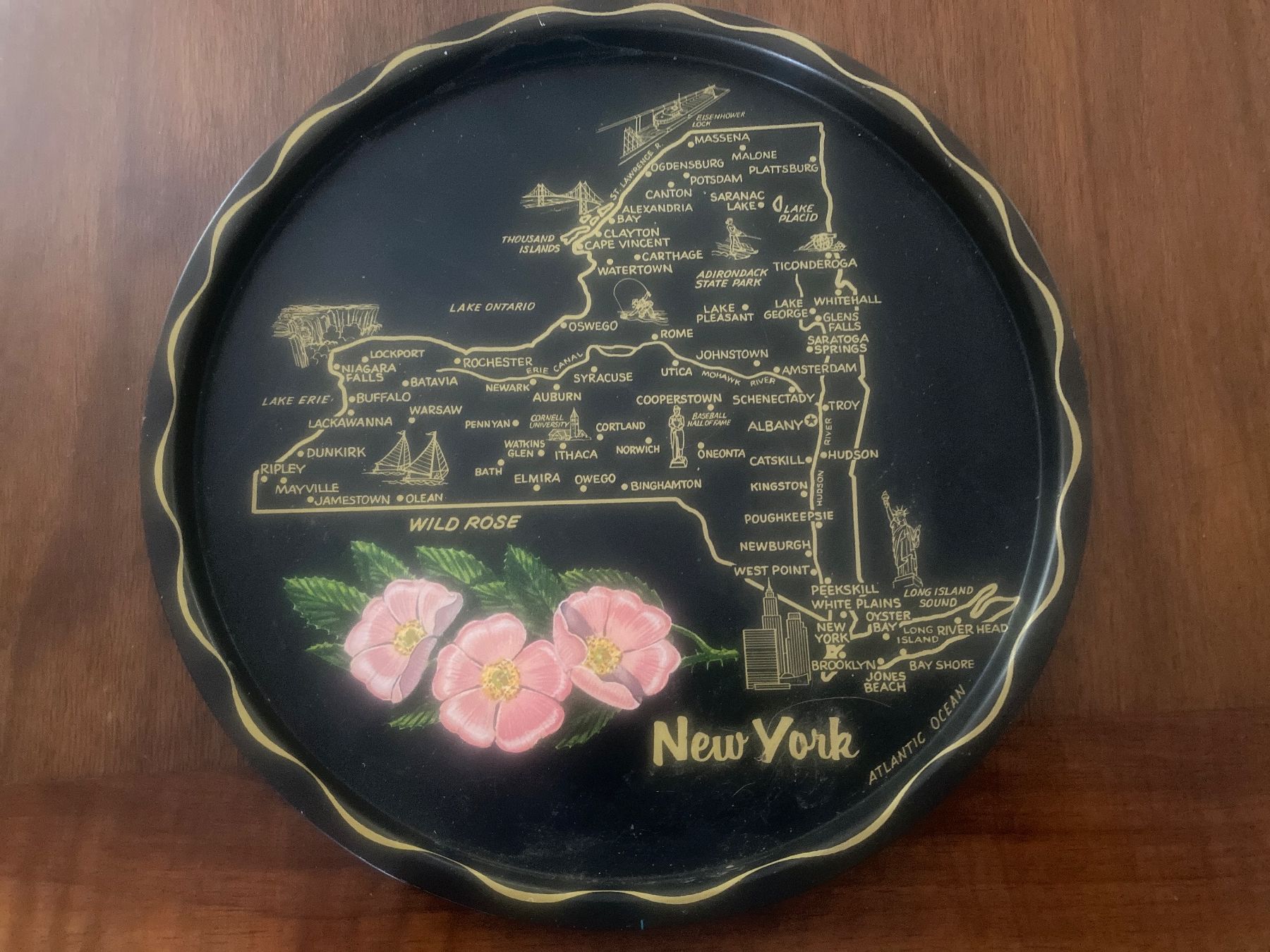 Piatti di portata: Vintage Metal Servier Tablett New York – Usato da Baden venduto da swiss-alps