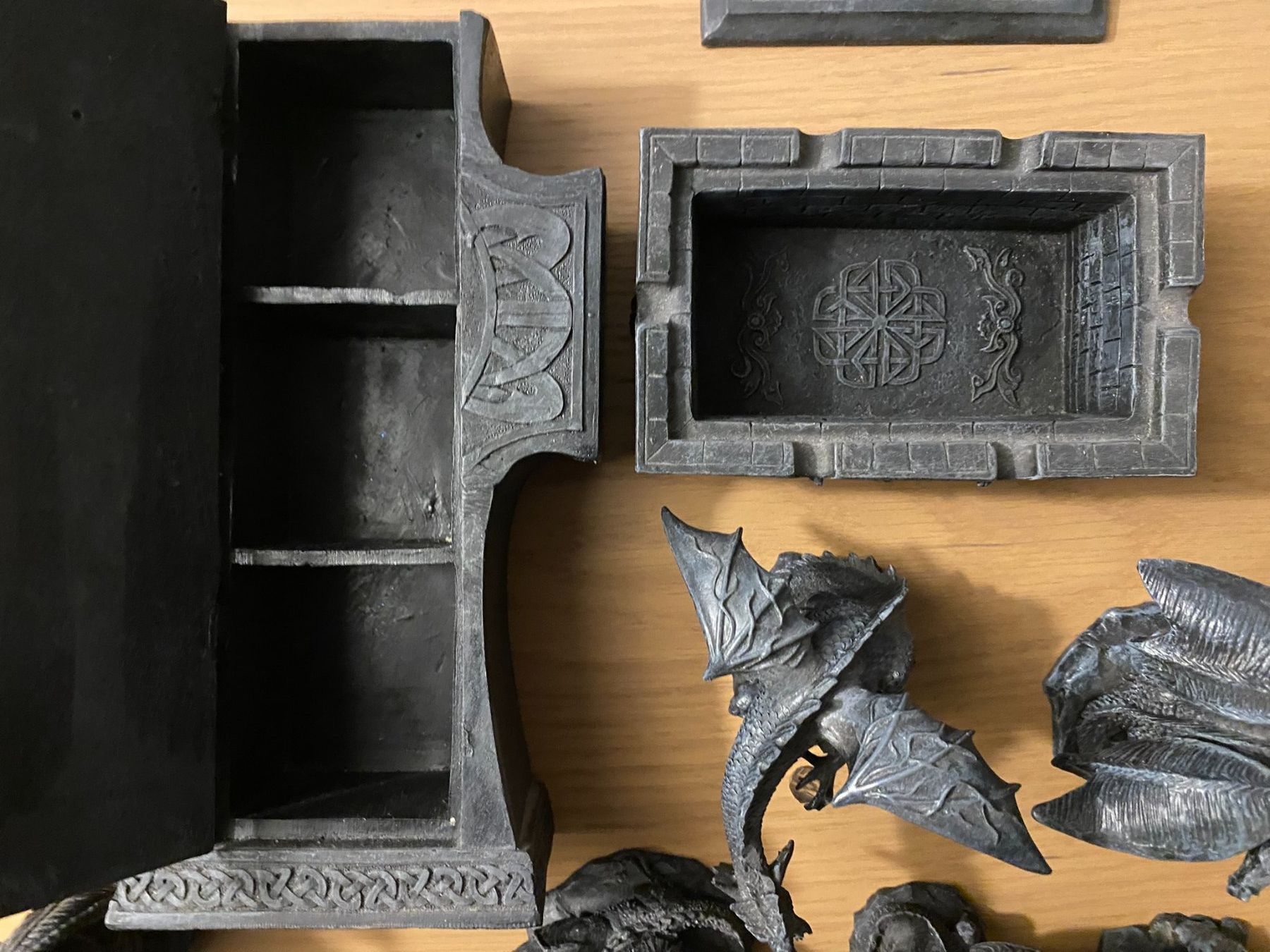 Statuette: Drachenfiguren, Grabstein und Truhe – Nuovo (secondo la descrizione) da Bern venduto da Maschgulain 2
