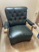 Klassischer Vintage-Sessel – dunkelgrün mit Holzarmlehnen
