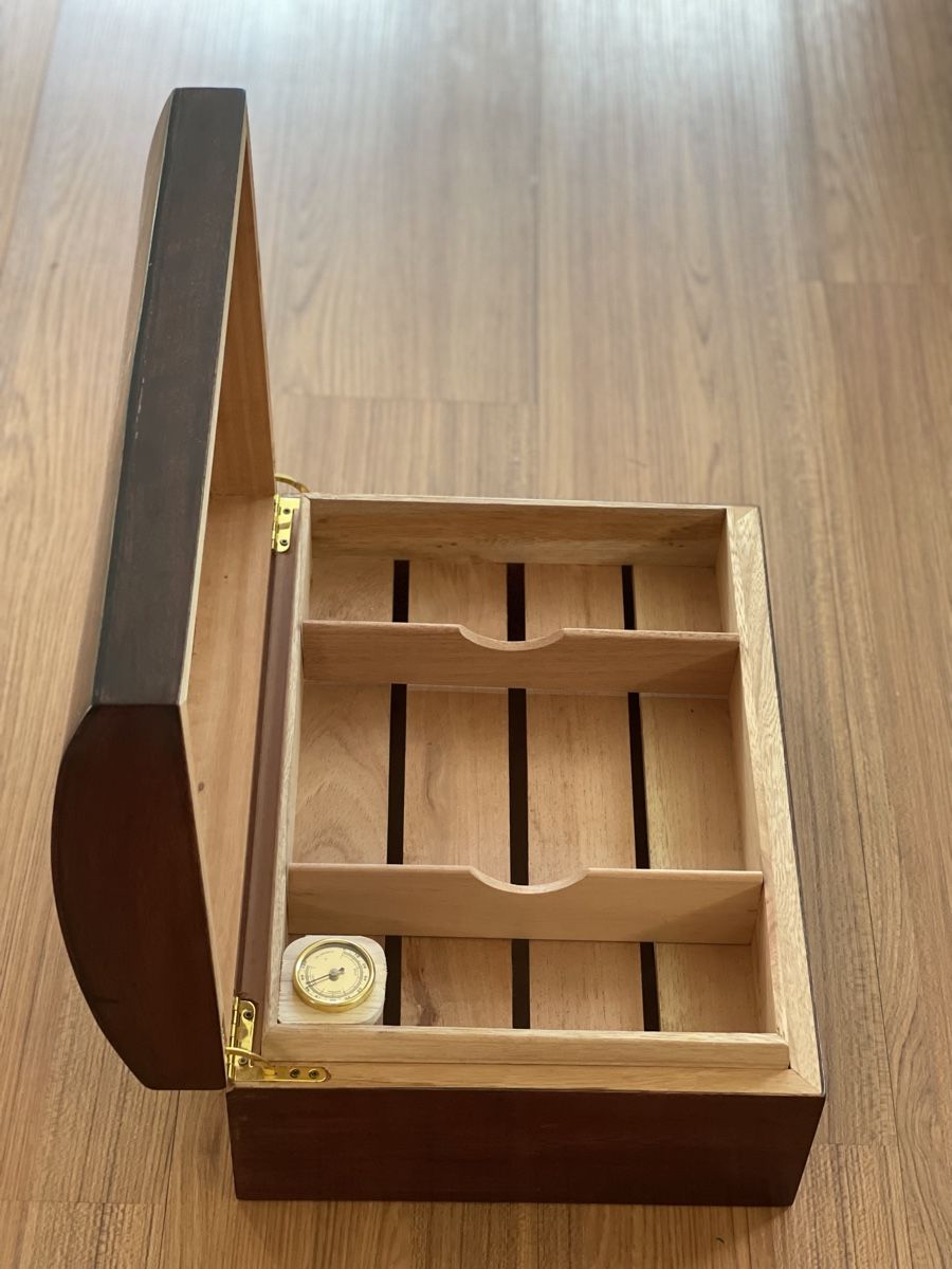 Humidor per sigari: Humidor en cèdre cigares / – Nuovo (secondo la descrizione) da Grand-Lancy venduto da Dams9 3