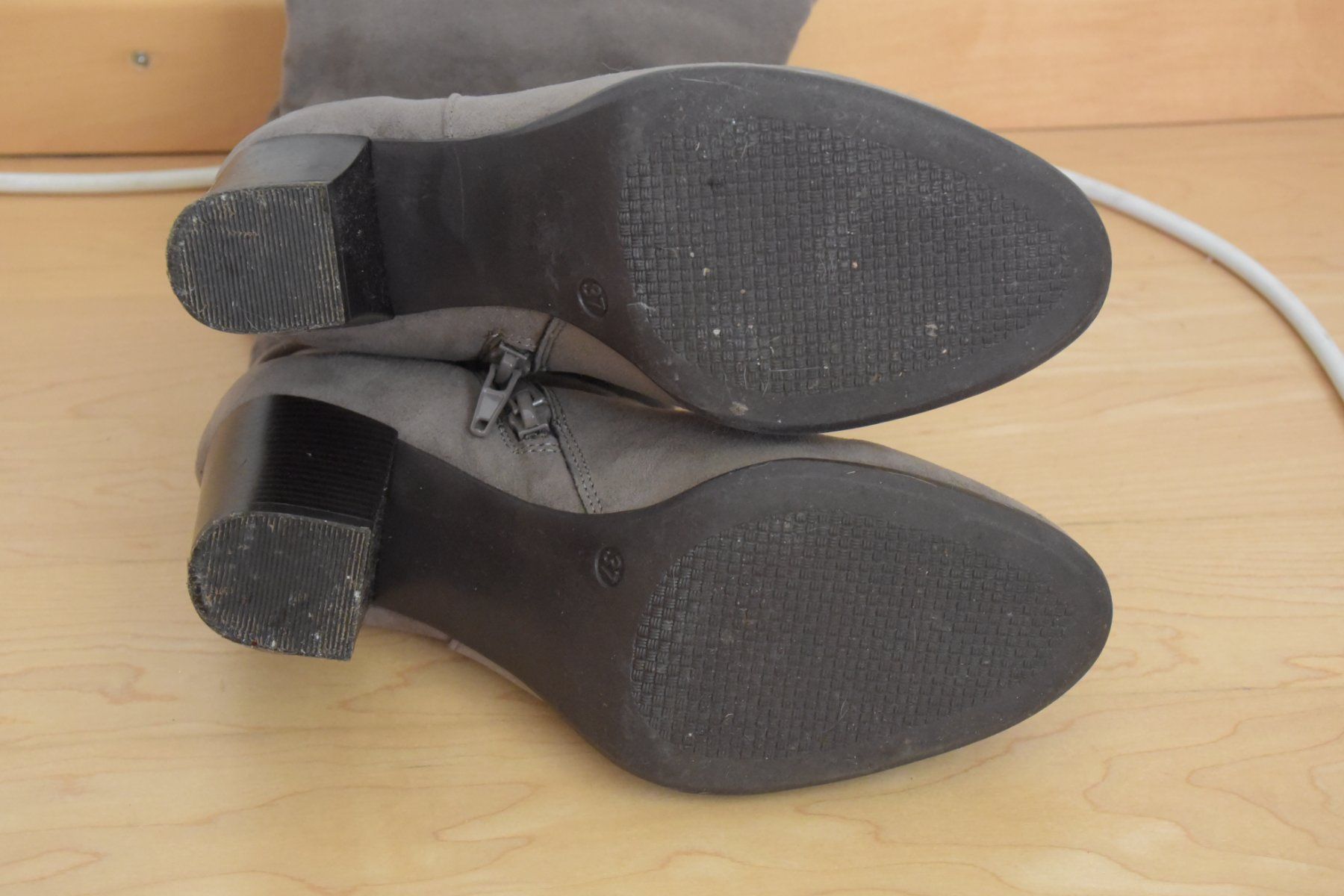 Scarpe da donna: Wildleder-Stiefel, Grösse 37, grau – Usato da Kilchberg ZH venduto da bluessolo 4