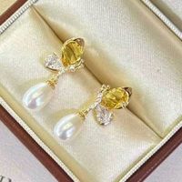 Boucles d'oreilles papillon, perle et pierre jaune