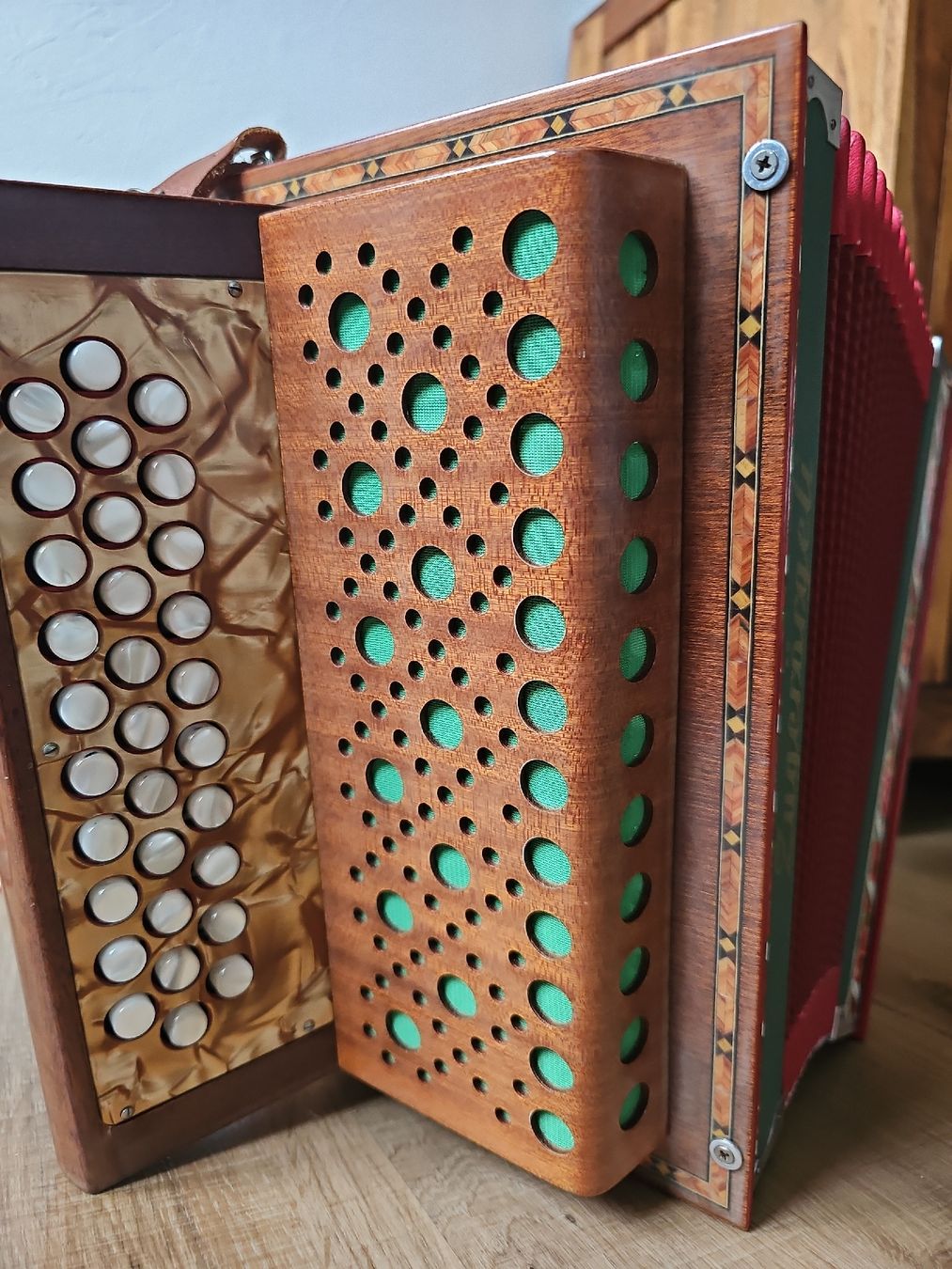 Strumenti musicali: Zugerörgeli Handorgel TOP Zustand inkl. Koffer – Usato da Berneck venduto da Spigi88 3