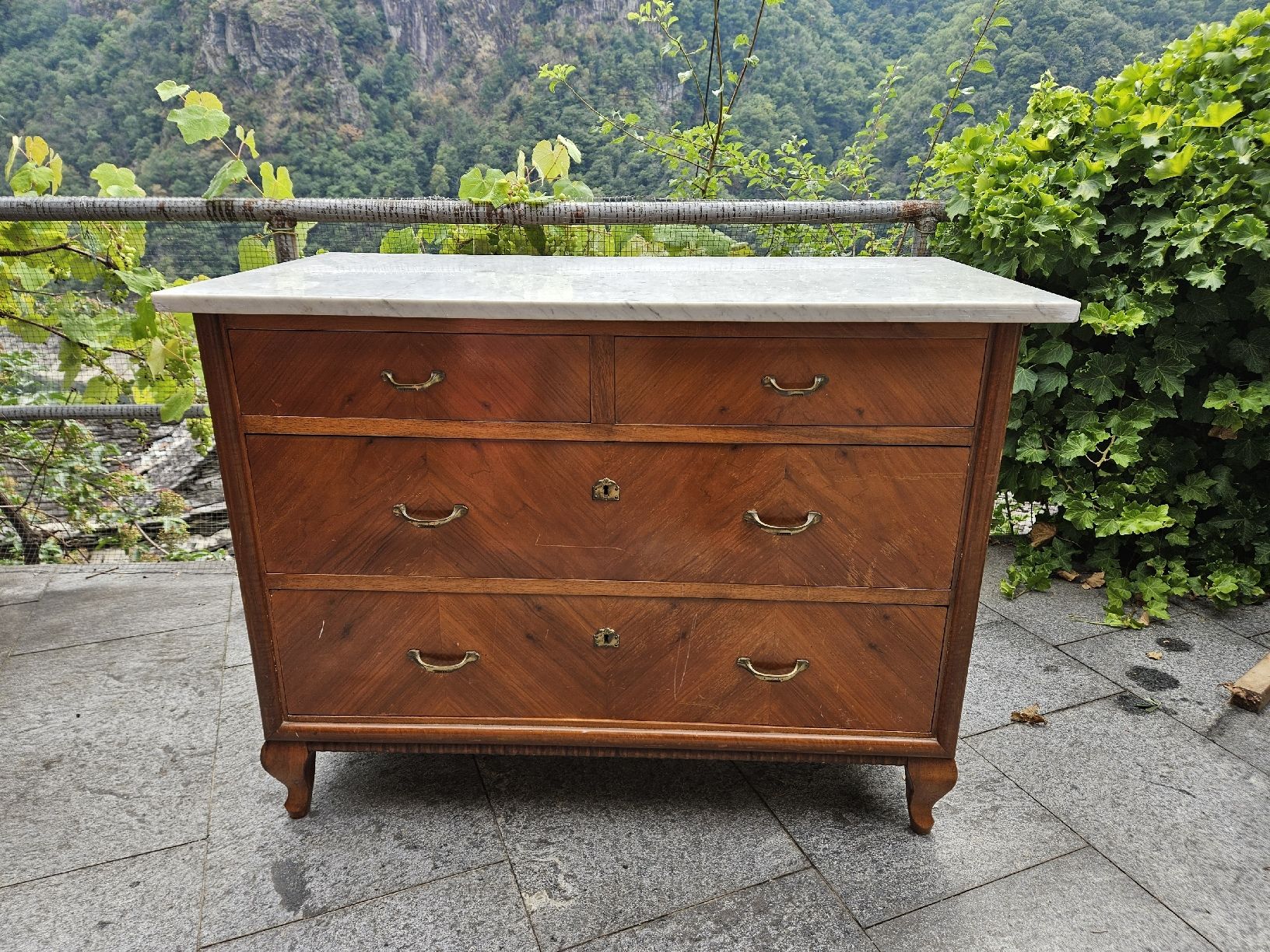 Commodes: schöne, antike Kommode mit Marmorplatte – D'occasion à Bussnang par IvaOli