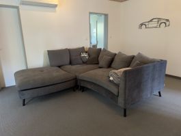 Modernes Ecksofa mit flexiblem Hocker – sehr guter Zustand
