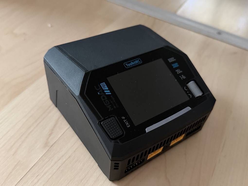Batterie, Caricabatterie & Alimentatori:  Ladegerät ToolkitRC M6DAC PRO AC/DC 1-6S Dual – Usato da Pfäffikon ZH venduto da cyr_qfn9 1