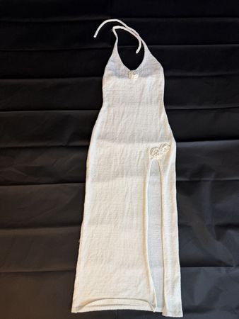 Robe longue blanche à fines bretelles et fente latérale