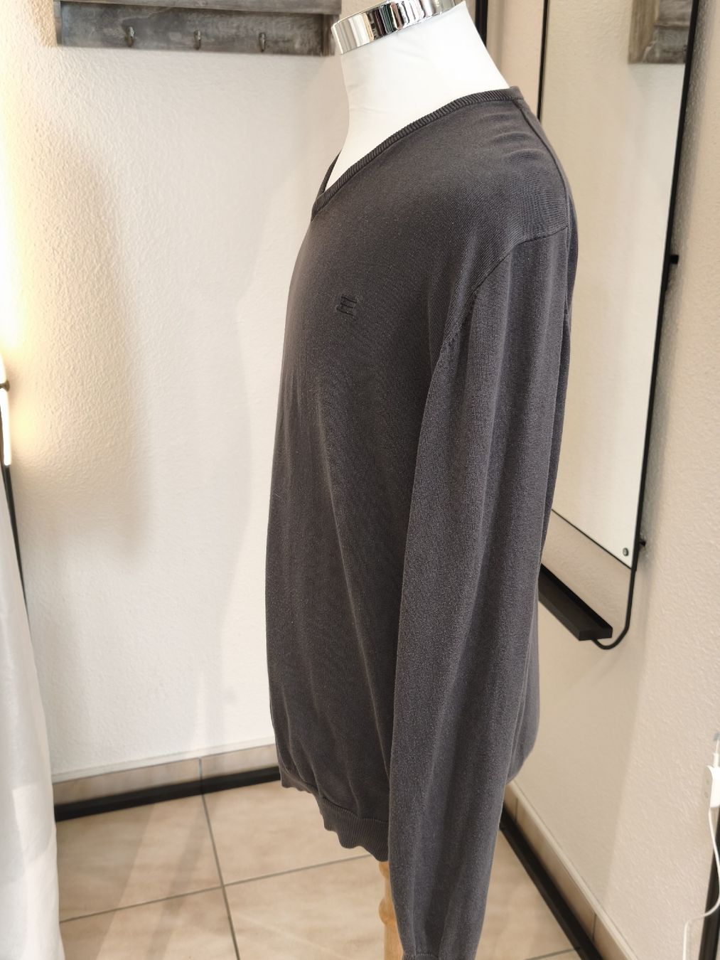 Esprit Maglioni & Felpe: Herren Pullover Esprit grau V-Ausschnitt Grösse XL – Usato da Emmetten venduto da SecondhandSiska 1