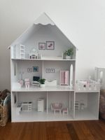 Puppenhaus aus Holz mit Zubehör