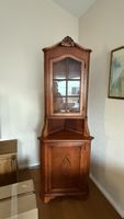Eckvitrine aus Holz mit Glastür und Unterschrank antik