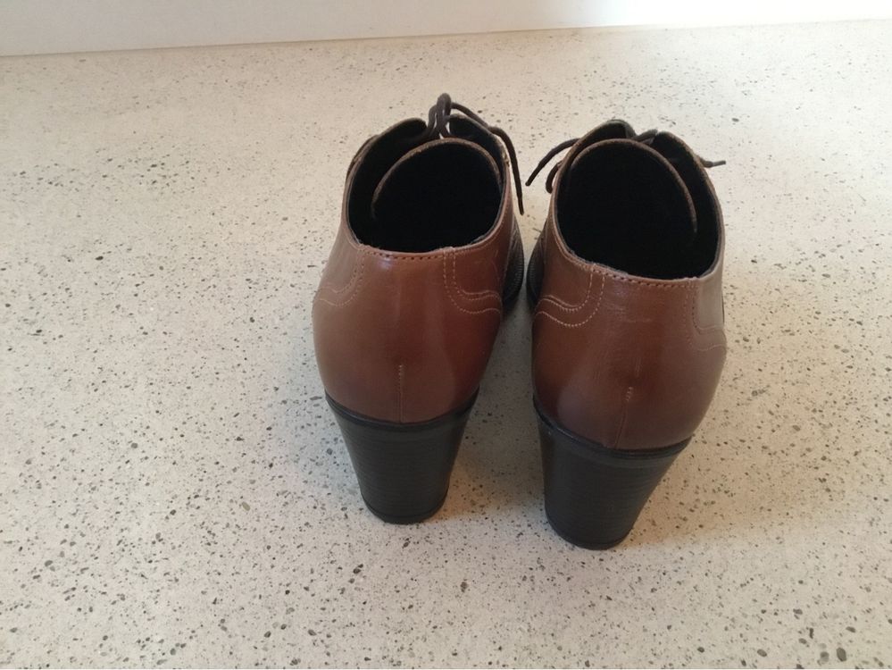 Chaussures femmes: Schicke Schnürschuhe Gr. 37 5th Avenue Braun Leder – D'occasion à Niederneunforn par slowdown03 3