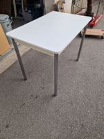 Tisch weiss Metallbeine B:90cm H:75cm L:55cm gebraucht
