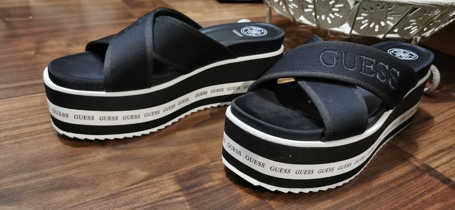 Guess Scarpe da donna: Guess Pantoletten – Usato da schaffhausen venduto da kucukaga 2