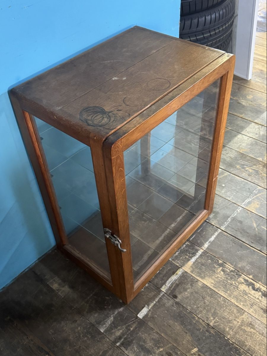 Vitrinen: Glas Vitrine  – Gebraucht aus Schlieren von Freundlich02 2