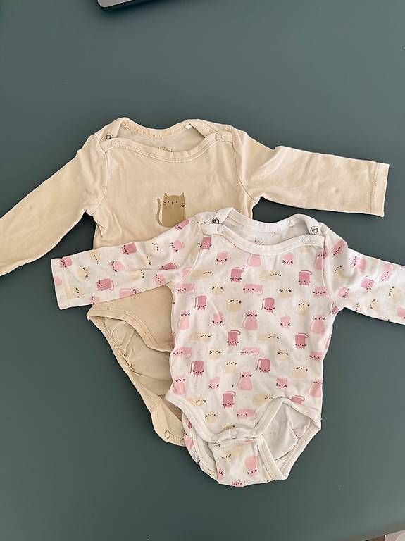 Lotti & Set di vestiti: 2 bodies langarm Gr 50/56 – Usato da Hirzel venduto da IJ8810