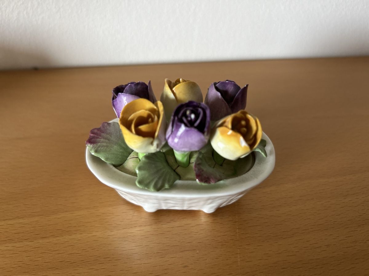 Statuette: Aynsley February Crocus – Usato da Bogis-Bossey venduto da jhenckaerts 1