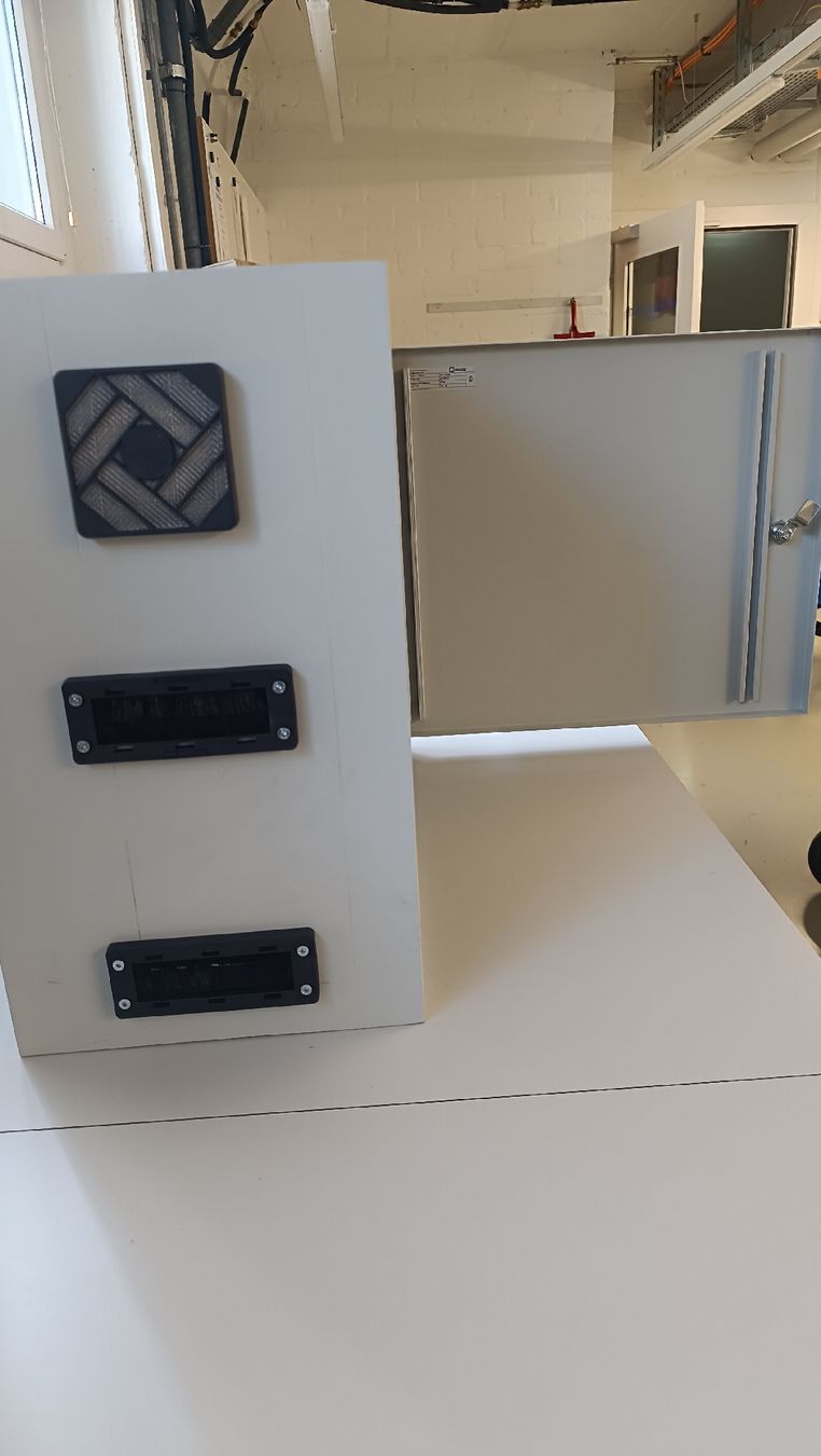 Alimentazione elettrica: Robuster Schaltschrank mit Lüfter – Usato da Emmenbrücke venduto da philipp182 1