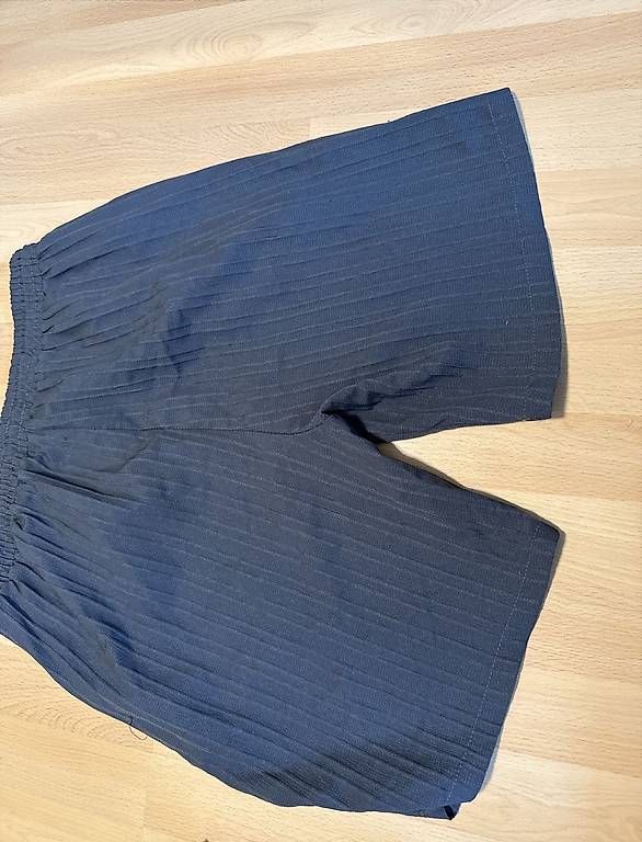 Pantaloni: Dunkelgraue Shorts – Usato da Alchenflüh venduto da selina077 1