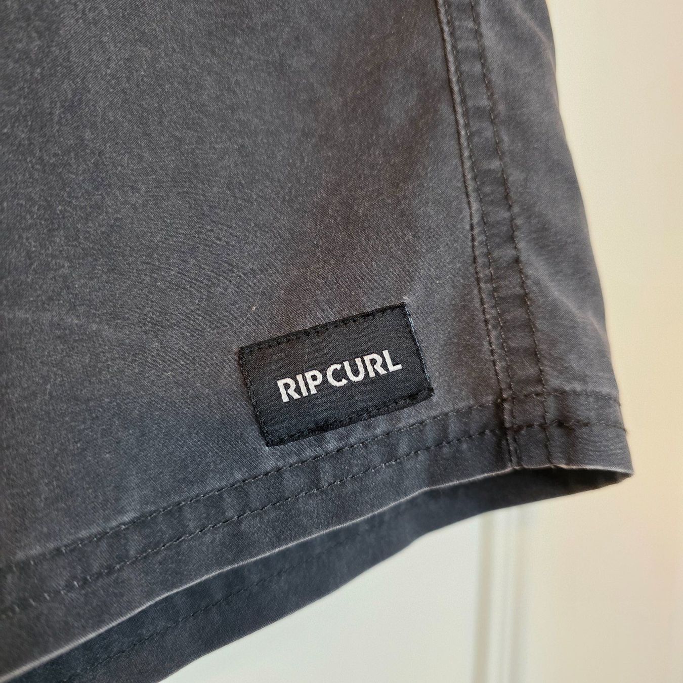 Rip Curl Pantaloni: RIP CURL Herren Shorts grau Gr. S – Usato da Wald ZH venduto da CapLux 2