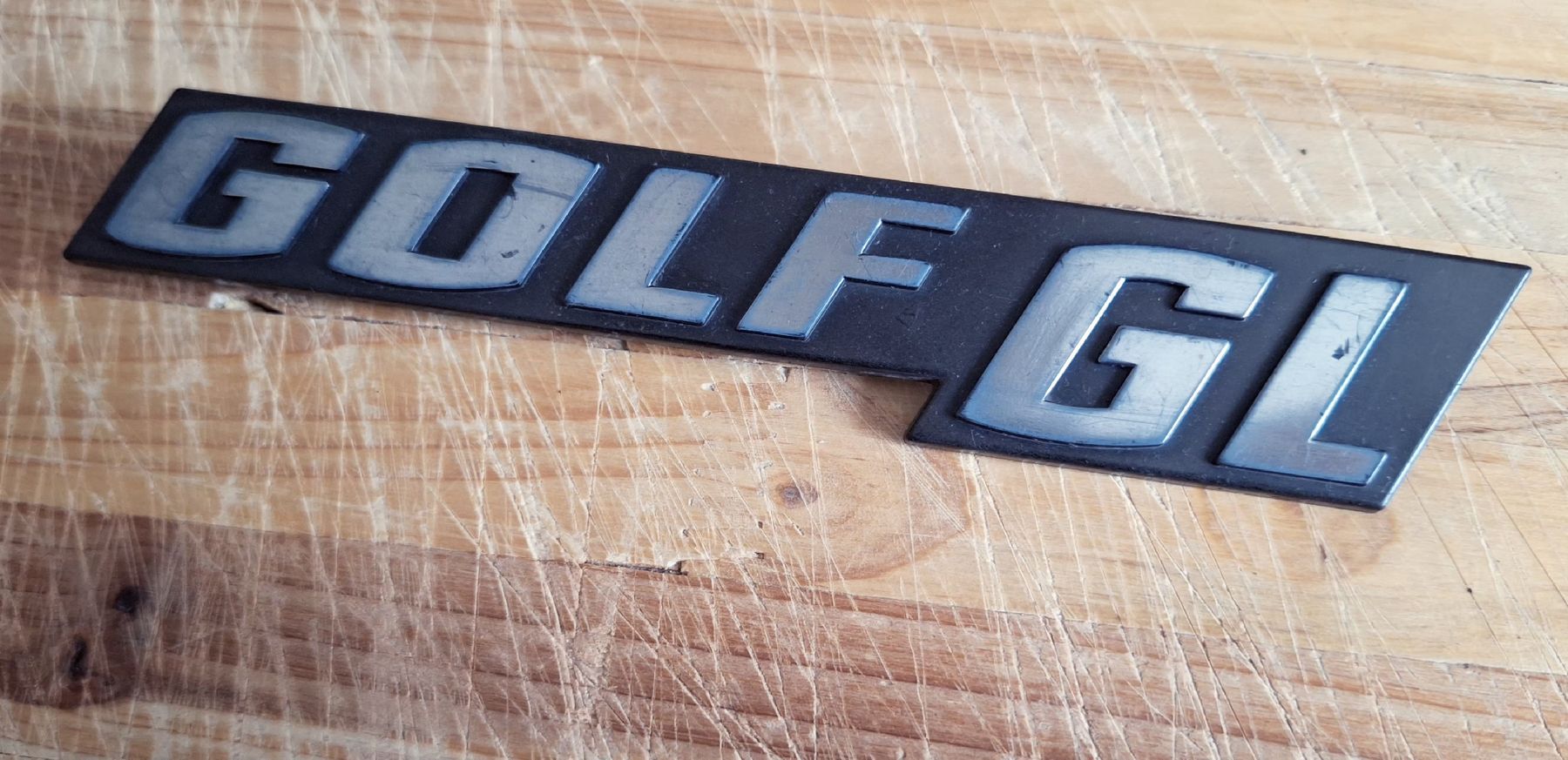 VW Tutti pezzi di ricambio auto: VW Golf Mk.I Emblem – Usato da Triesen venduto da BLACKSHEEP75