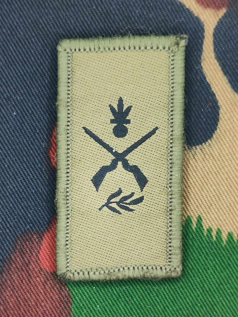 Schweizer Armee Plaketten & Abzeichen: Truppengattungsabzeichen Infanterie, Variante 4 – Gebraucht aus Bauma von SwissMilitaria