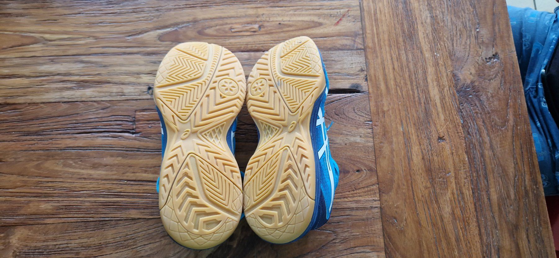 Asics Scarpe per ragazzi: Asics Hallen - Turnschuhe Gr.35 – Usato da Zeiningen venduto da rimoni 1