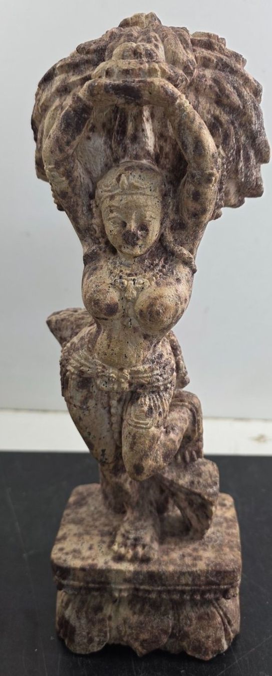 Statuette: Steinfigur Apsara – handgeschnitzte Tempeltänzerin – Usato da Flums venduto da Flumsantik